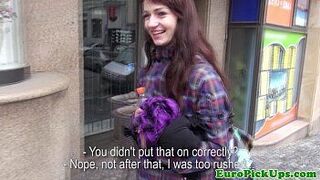 Вытащил голую крошку сосет на заднем сиденье - порно видео