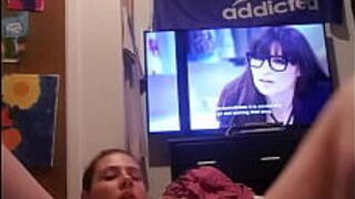 Шлюховатая шлюха из Канады играет со своей тугой пиздой - порно видео