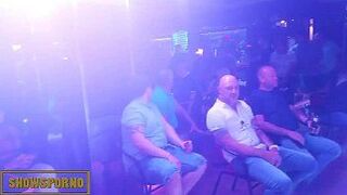 Публичная волшебная киска в пабе - порно видео