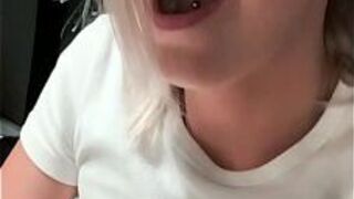 Ой так рискованно! Тугую киску трахнули пальцами до оргазма на общественной парковке - порно видео