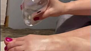 Сексуальные намазанные маслом сморщенные подошвы, милфа в любительском видео. - порно видео