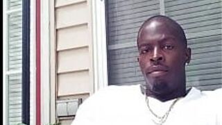 Мигает на крыльце - порно видео