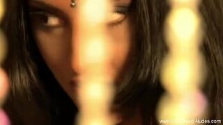 Экзотическая брюнетка из Азии демонстрирует соблазнение своей красоты - порно видео