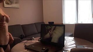 Он кончает для меня перед камерой - порно видео