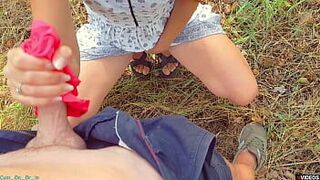 Сводная сестра дрочит член мокрыми трусиками, пока он не кончит - порно видео