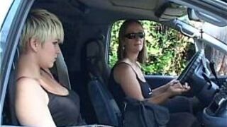 Блондинка с короткой стрижкой соблазнена в ванне пожилой дамой - порно видео