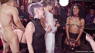 Чернокожую и блондинку трахнули на вечеринке с оргией - порно видео