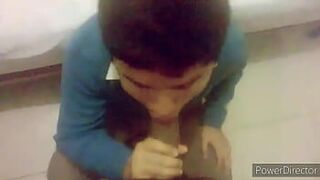 Черный мужик дает мне свой большой шоколадный член пососать в Москве - порно видео
