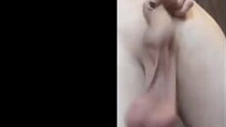 Красивые бритые низко висящие яйца - порно видео