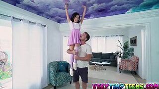 Дик возбуждает Кайли Джей - порно видео