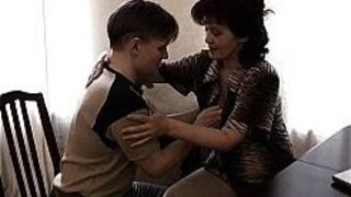 Зрелые сексуальные разговоры с молодым мальчиком - порно видео