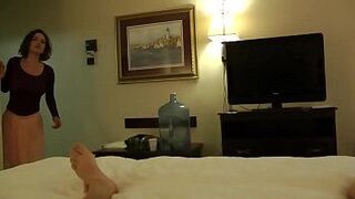 Мачеха не могла устоять перед тем, как сосать мой член, пока мой отчим был. - порно видео