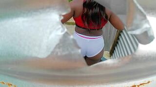 Девушка-брюнетка в кабинке на открытом воздухе (грудастая) - порно видео