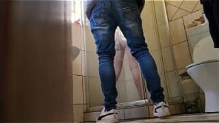 моя сводная сестра играет с моими мачехами, вижу сквозь дилдо в душе, я почти трахаю ее - порно видео