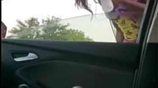 Автомобильный член, демонстрирующий женщину из города - порно видео