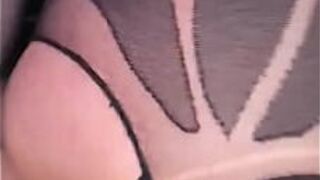 Муж трахает сексуальную милфу-жену сзади в черных колготках с вырезом - порно видео