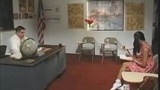 Безволосую киску шлюшки трахнули - порно видео