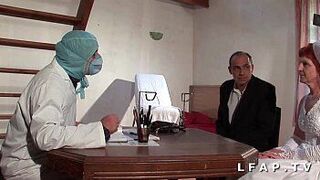 Старая невеста трахается в жопу у гинеколога в тройничке с мужем - порно видео
