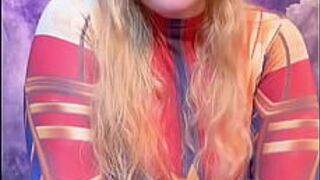 Капитан Марвел скачет на черном дилдо - порно видео