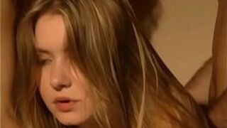 первый анал молодой тинки - порно видео