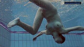 Ластова броская под водой - порно видео