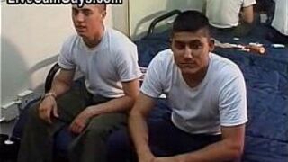 Прямые военные мужчины нащупали - порно видео