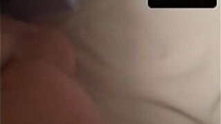 Толстушка и блондинка беззвучный секс по телефону - порно видео