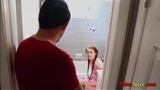 Моей крестнице предлагают, я достаю свой член, она кладет его в рот и отнесла ко мне - порно видео