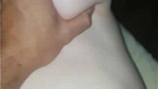 Маленькая белая блондинка скачет на горячей - порно видео