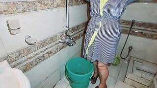 Мусульманскую жену-толстушку застукали на камеру во время принятия ванны обнаженной, индийская большая задница, большие сиськи и большая киска - порно видео