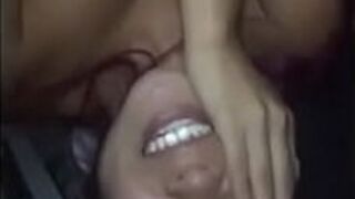 Она показывает киску и большие сиськи - порно видео