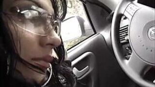 Симпатичная брюнетка хочет большой член! - порно видео