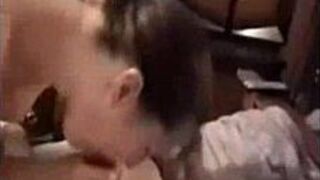 Анальный кремпай милфы в любительском видео - порно видео