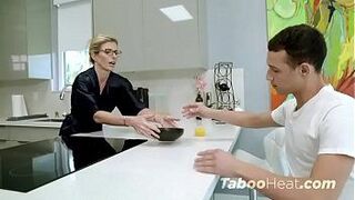 Кори Чейз в мачехе пристрастилась к моему члену - порно видео