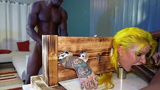 Симпатичная корова, выращенная тремя разорванными черными мужчинами, жесткий трах, поджаривание на вертеле, глубокая глотка, спаривание и тройной кремовый пирог - порно видео