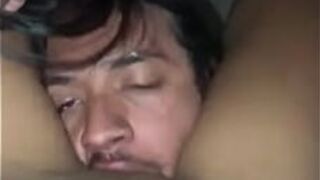 Сосет пизду шаловливой брюнетки и залезет в мех - порно видео